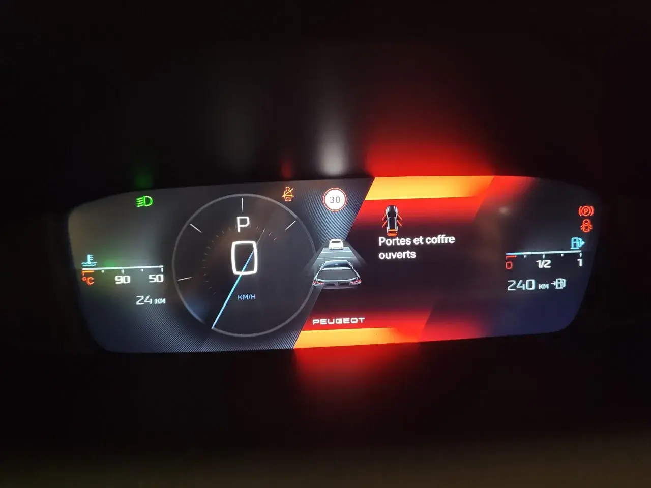 Tableau de bord Peugeot : feux de position allumés, vitesse 0 km/h, portes ouvertes, 240 km d'autonomie.