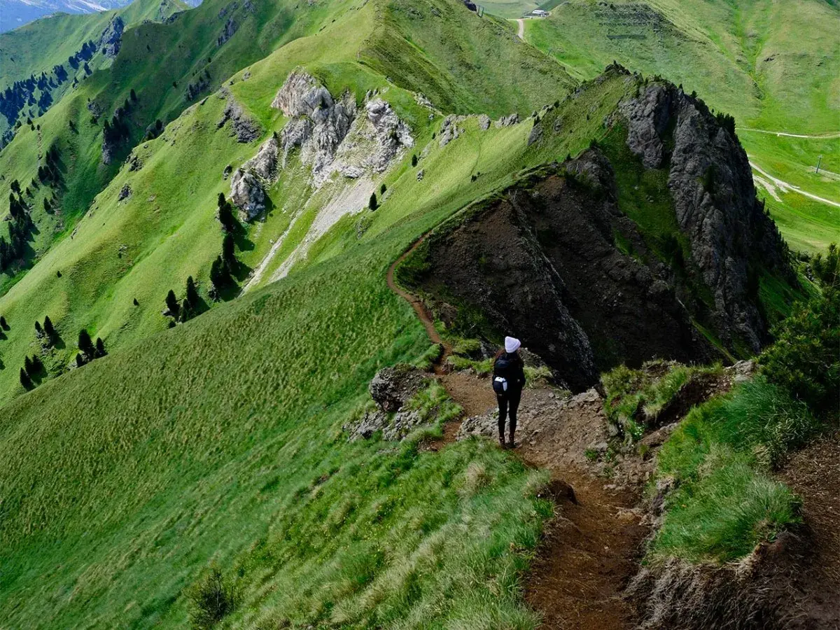 Wanderer auf einem Pfad in den grünen Dolomiten. Ein wahres Highlight für jeden, der die Natur liebt.