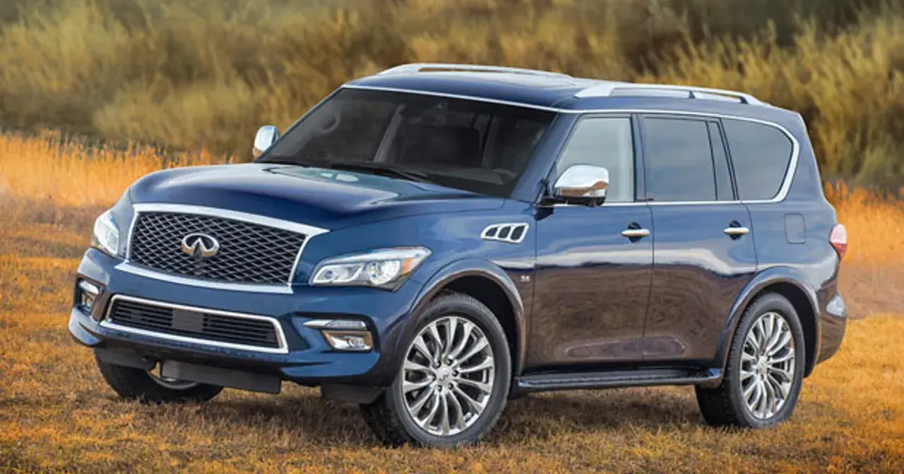Granatowy Infiniti QX80 na tle jesiennej łąki. Luksusowy SUV gotowy na przygodę.
