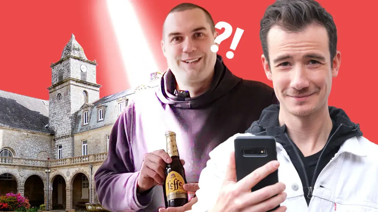 Deux hommes souriants devant un bâtiment historique, l'un tenant une bouteille de Leffe.