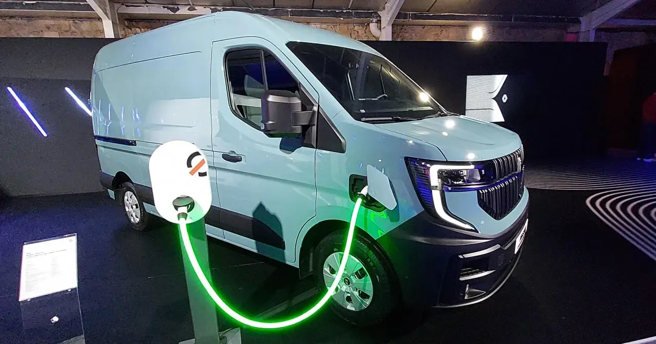 Nowy Renault Master 2025 w kolorze miętowym jest ładowany. Nowoczesny design i ekologiczne rozwiązania dla transportu.