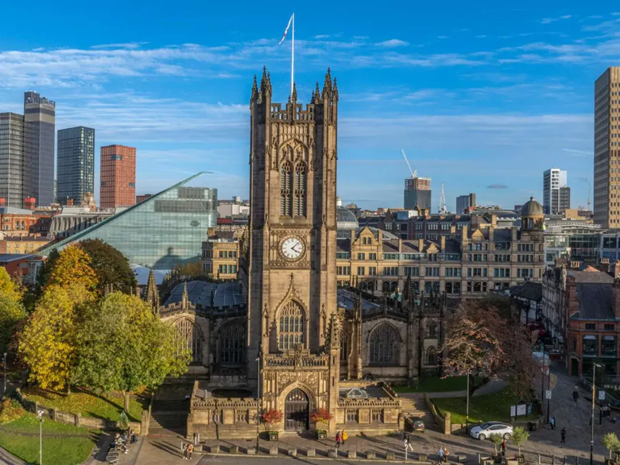 Katedra w Manchesterze, jeden z głównych punktów, które warto zobaczyć w Manchesterze, góruje nad nowoczesnym miastem.