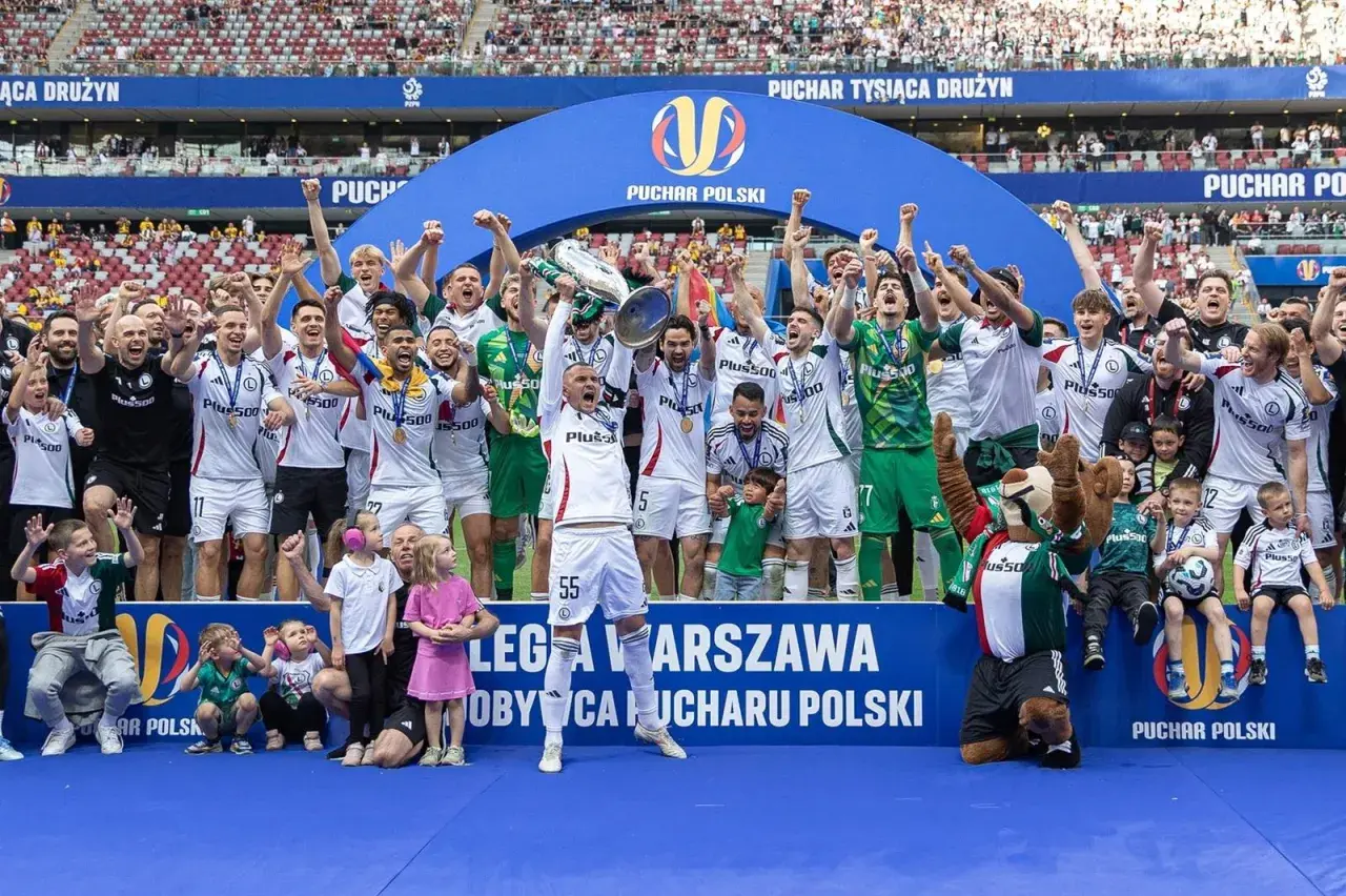 Piłkarze świętują zdobycie Pucharu Polski, co jest ważnym osiągnięciem dla polskich klubów w europejskich pucharach.