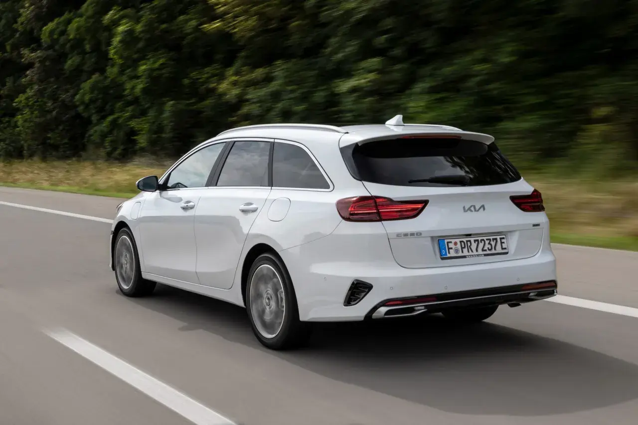 Un Kia Ceed blanco en movimiento, ideal para una prueba de conducción.