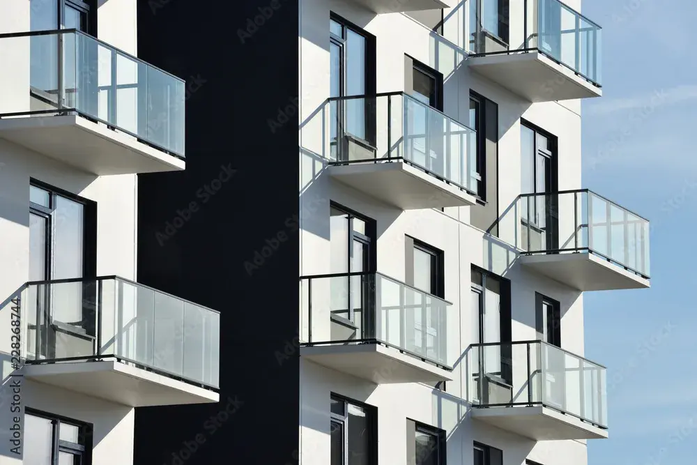 Jak zamocować balustradę przez styropian bez błędów i z pewnością