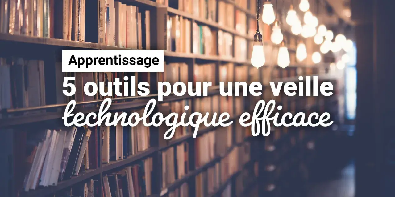 Bibliothèque avec des ampoules suspendues. Texte : "Apprentissage. 5 outils pour une veille technologique efficace". Inspiré des blogs les plus populaires.