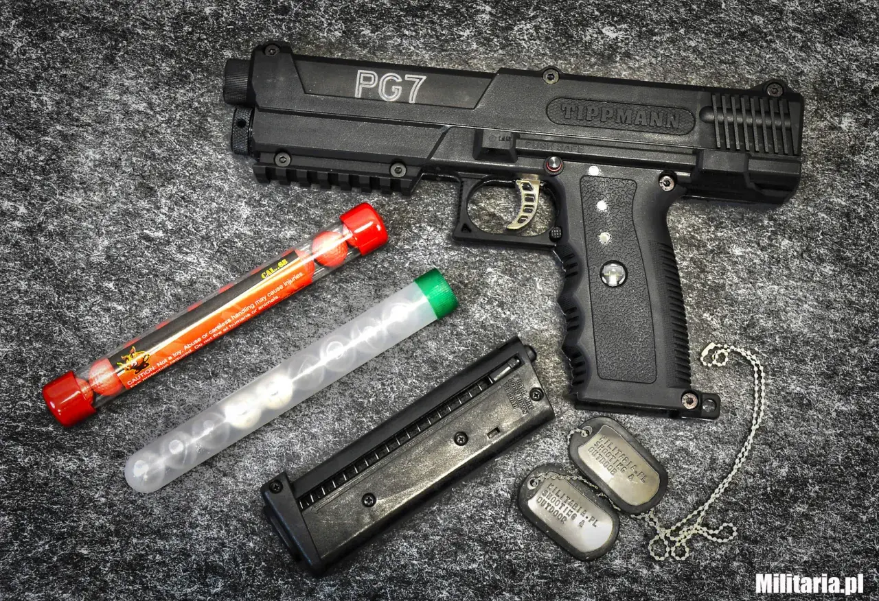 Pistolet na gumowe kule PG7 z magazynkiem i amunicją. Ostrzeżenie o możliwości obrażeń przy nieostrożnym obchodzeniu się.