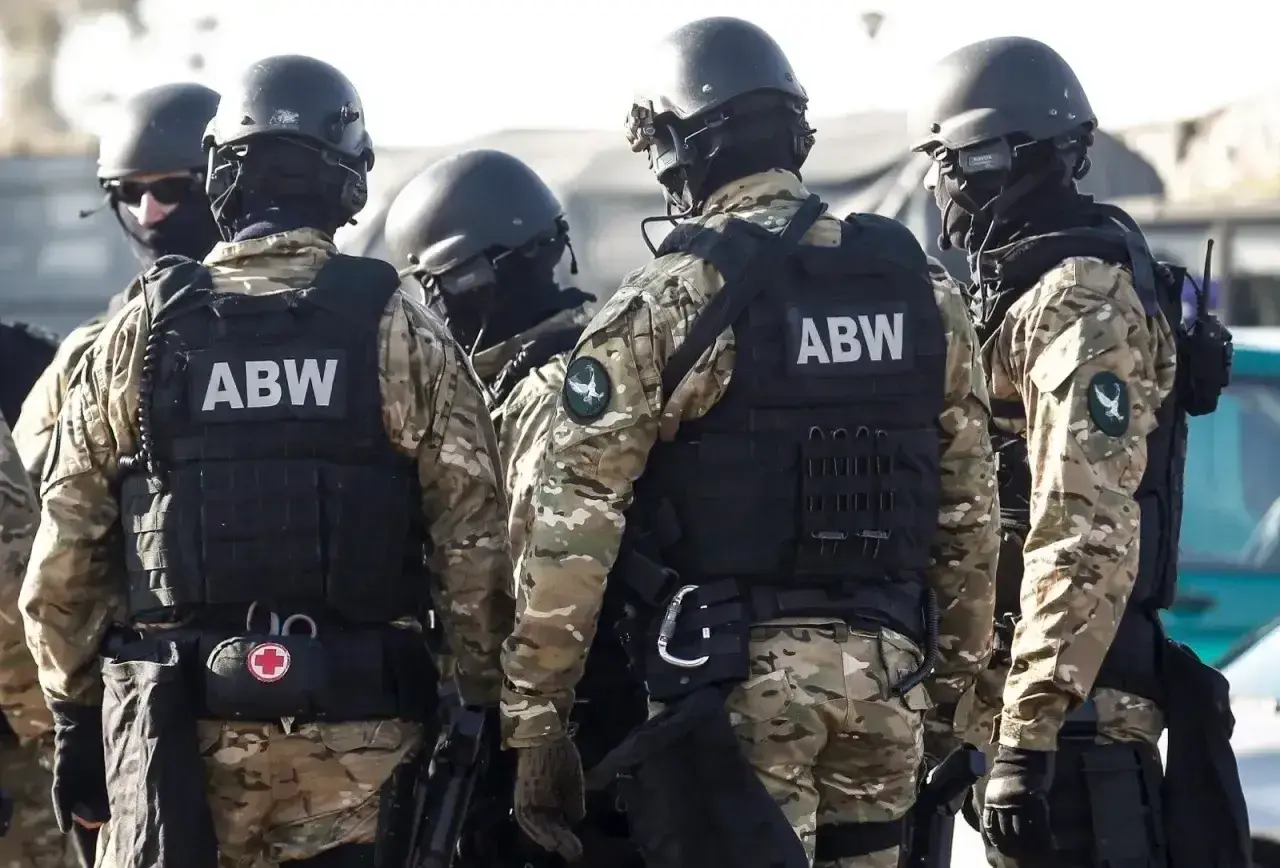 Grupa funkcjonariuszy ABW w pełnym rynsztunku, gotowa do akcji. Ich zarobki odzwierciedlają odpowiedzialność i trud tej służby.