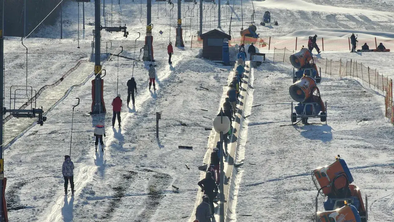 Kolejka do wyciągu na Górze Kamieńsk. Sprawdź cennik i zaplanuj zimowy wypad!