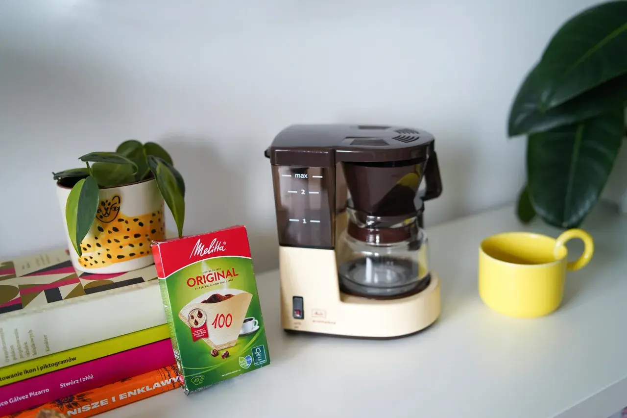 Ekspres Melitta Aromaboy gotowy do pracy, obok filtry Melitta Original. Czas na czyszczenie ekspresu melitta i zaparzenie pysznej kawy.