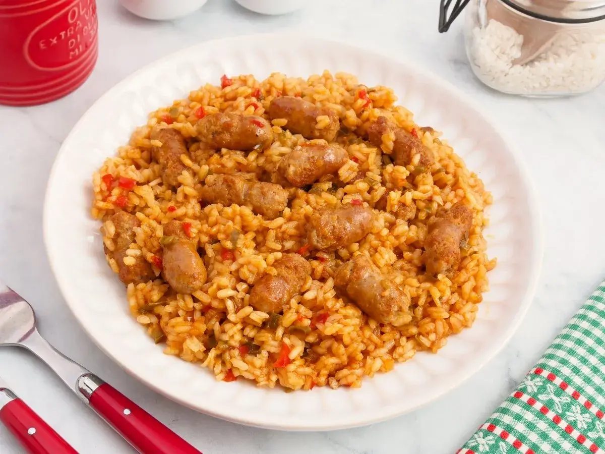 Un plato de arroz con salchichas, pimientos y especias. Un clásico reconfortante.