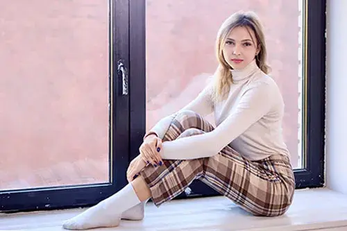 Jaką bluzkę do spodni w kratkę wybrać, by wyglądać stylowo?