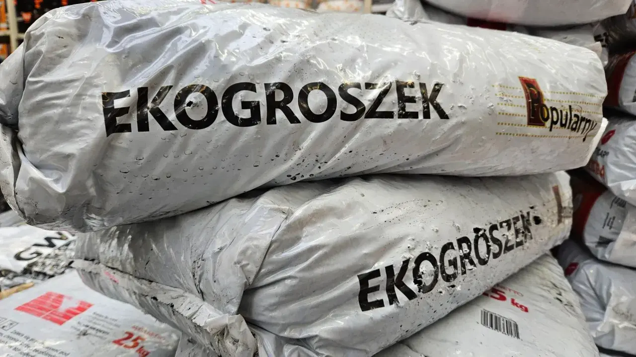 Stos worków z napisem "EKOGROSZEK". W obliczu zakazu palenia ekogroszkiem, te worki mogą stać się symbolem zmian.