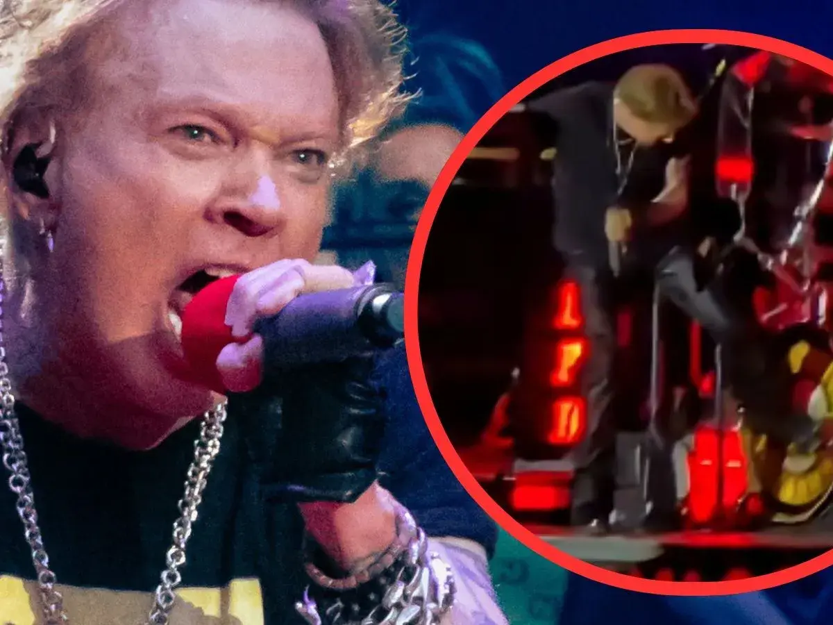 Axl Rose z zespołu Guns N' Roses śpiewa do mikrofonu. W kółku widać fragment sceny z innymi członkami zespołu.