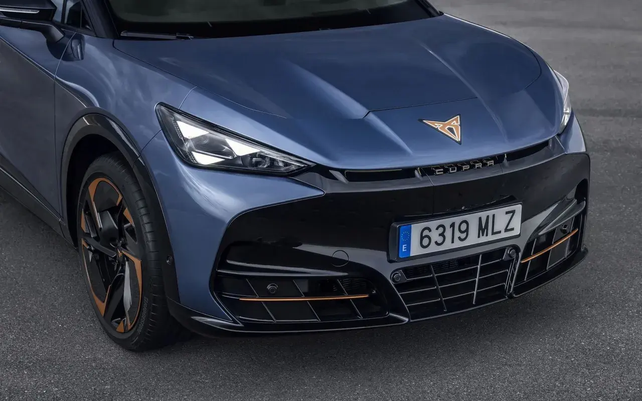 Niebieski Cupra Tavascan z miedzianymi akcentami na felgach i zderzaku.