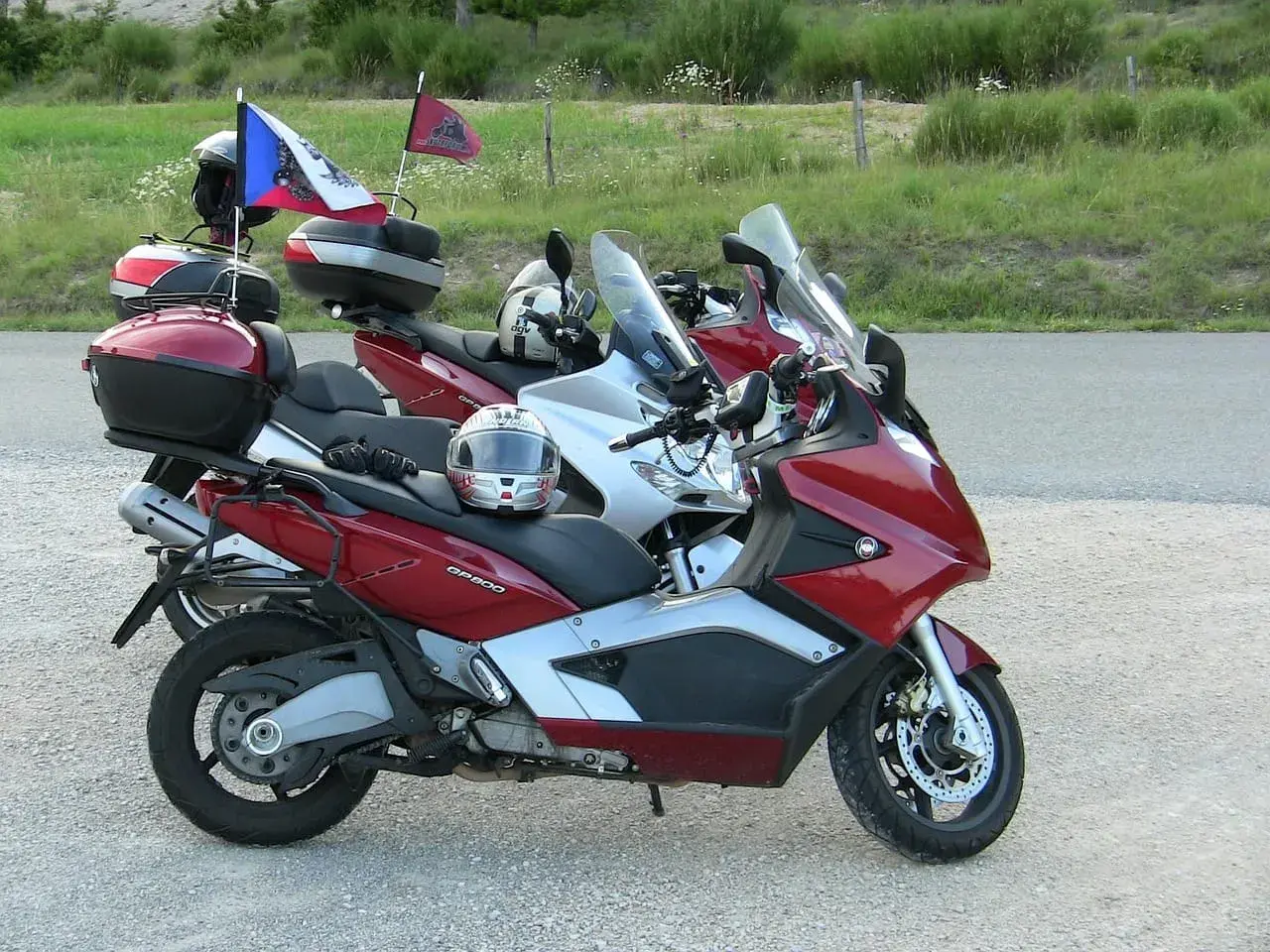 Gotowe na przygodę? Dwa skutery czekają na kolejny etap podróży. To idealny sprzęt do turystyki motocyklowej.