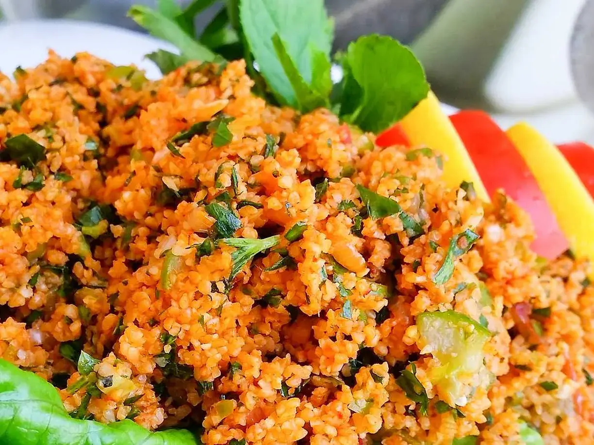 En närbild på en läcker kisir-sallad, full av bulgur, persilja och tomat. Perfekt för ett enkelt kisir recept.