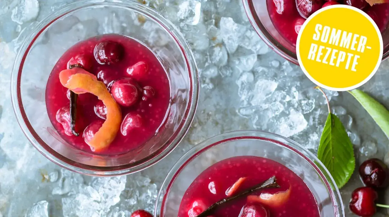 Erfrischende Kaltschale mit Kirschen und Vanille, ein perfektes Sommer-Rezept.