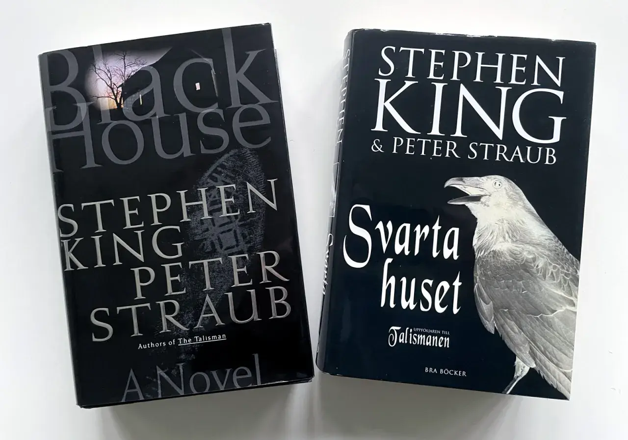 Två Stephen King-böcker: "Black House" och den svenska översättningen "Svarta huset". En mörk atmosfär med en kråka som symboliserar de oskyldiga.