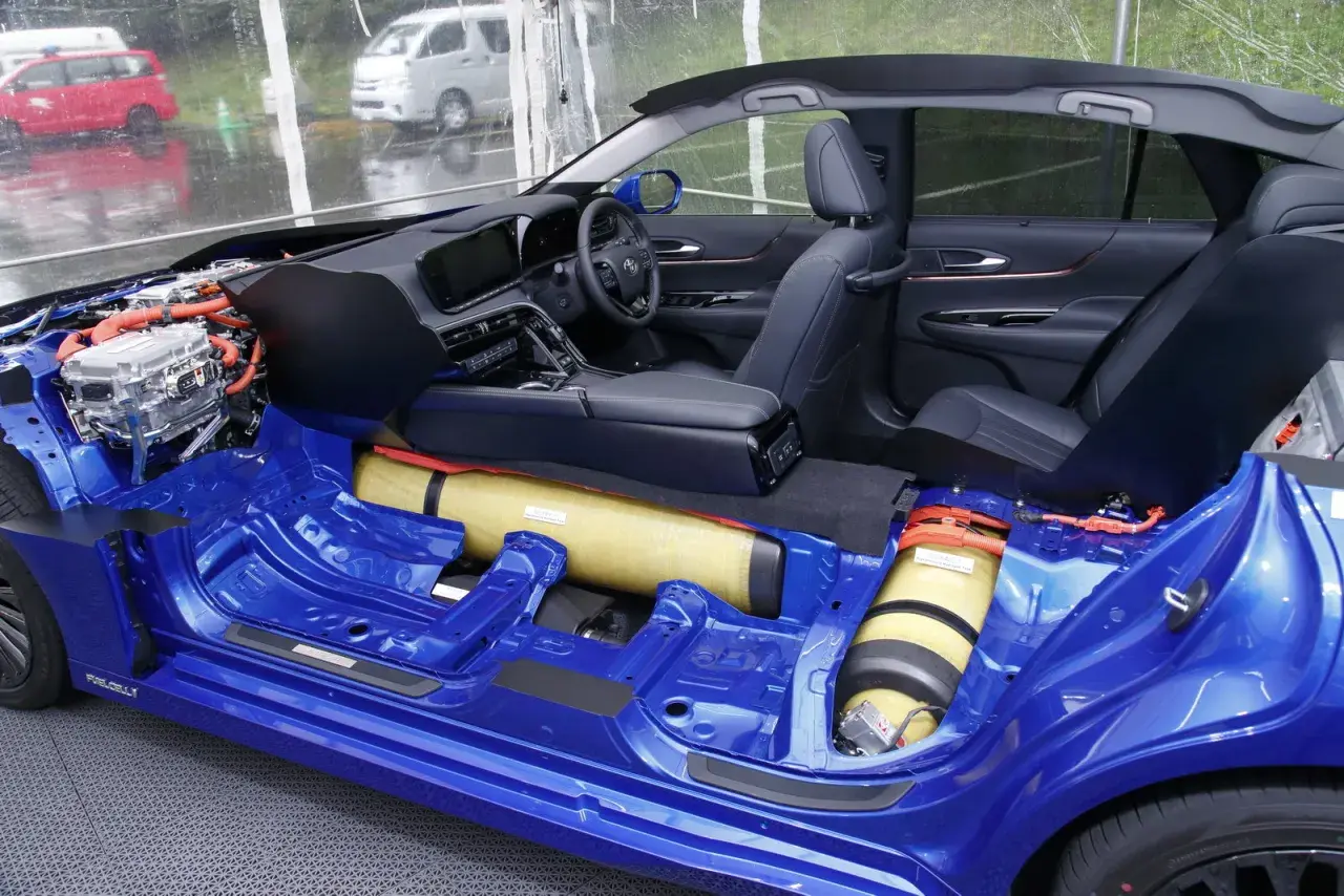 Sezione di un'auto a idrogeno blu, che mostra il telaio, i serbatoi di idrogeno e il motore elettrico.