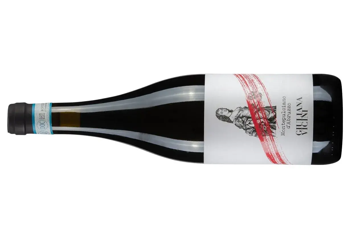 Butelka wina Giuliana Vicini, Montepulciano d'Abruzzo Denominazione di Origine Controllata, z rysunkiem postaci i czerwonymi pociągnięciami pędzla.