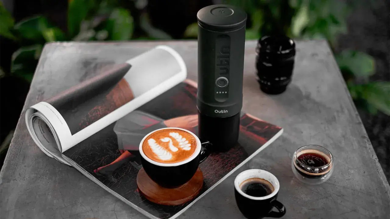 Kaffeezeit mit dem Outin Espressomaschine. Perfekt, um unterwegs richtig tampen und einen Latte Art Traum zu genießen.