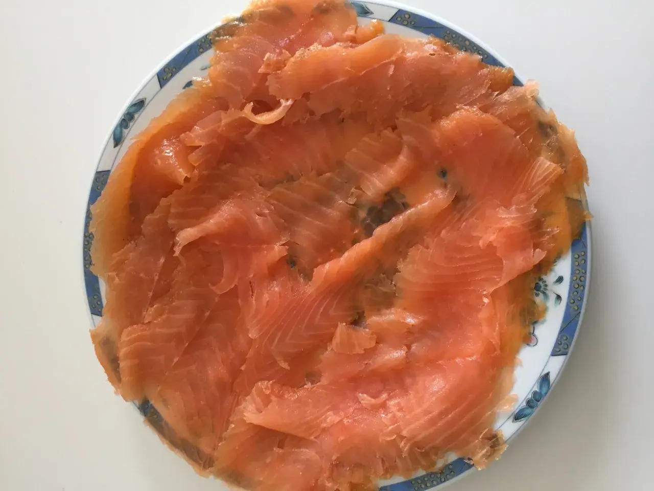 Assiette de fines tranches de saumon fumé, prêt à être dégusté.