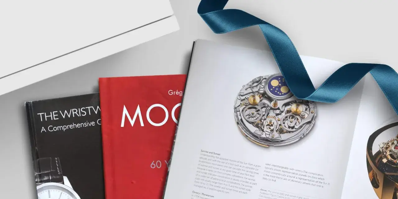 Libros de relojes con imágenes detalladas de mecanismos y cintas de satén.