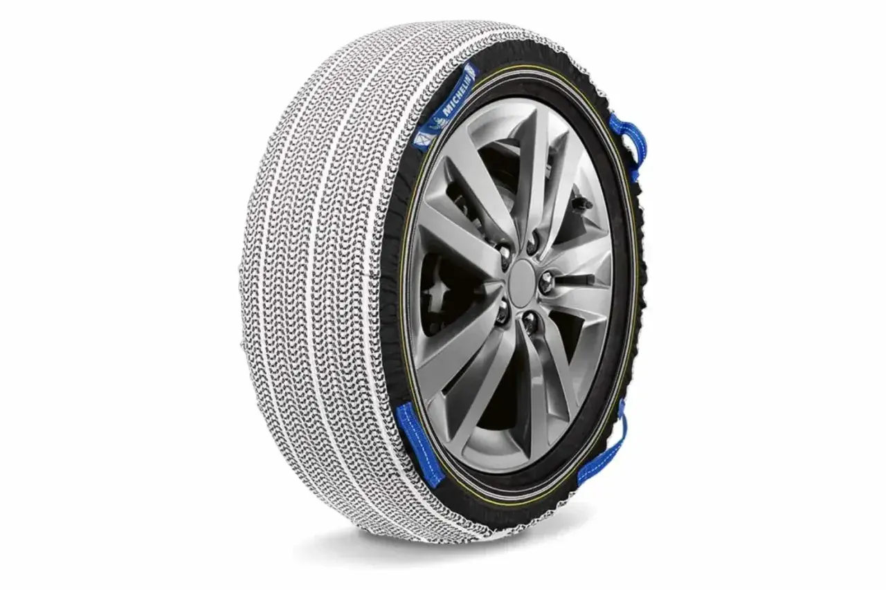 Rueda de coche con cadenas de nieve textiles Michelin. Comparativa de cadenas de nieve textiles vs tradicionales.