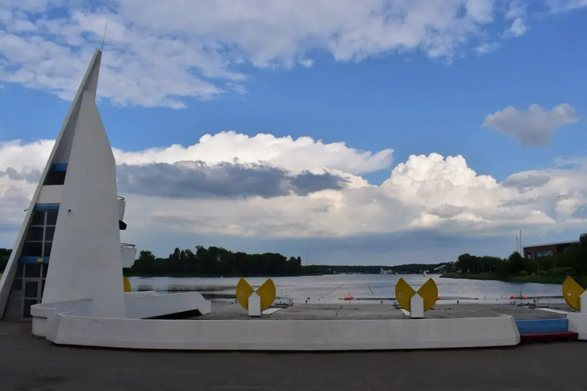 Nowoczesna architektura nad jeziorem maltańskim, z charakterystycznym białym budynkiem przypominającym żagiel.