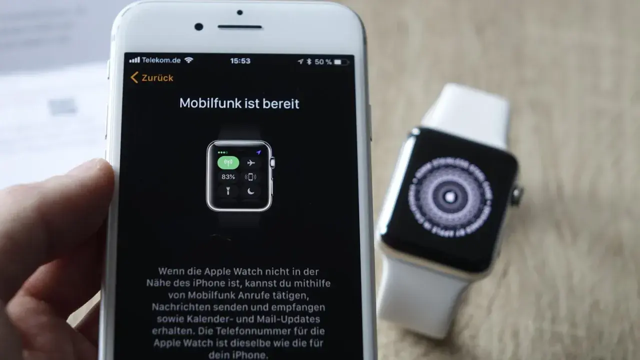 Ein iPhone zeigt an, dass der Mobilfunk für die Apple Watch bereit ist, sodass du auch ohne iPhone telefonieren kannst.