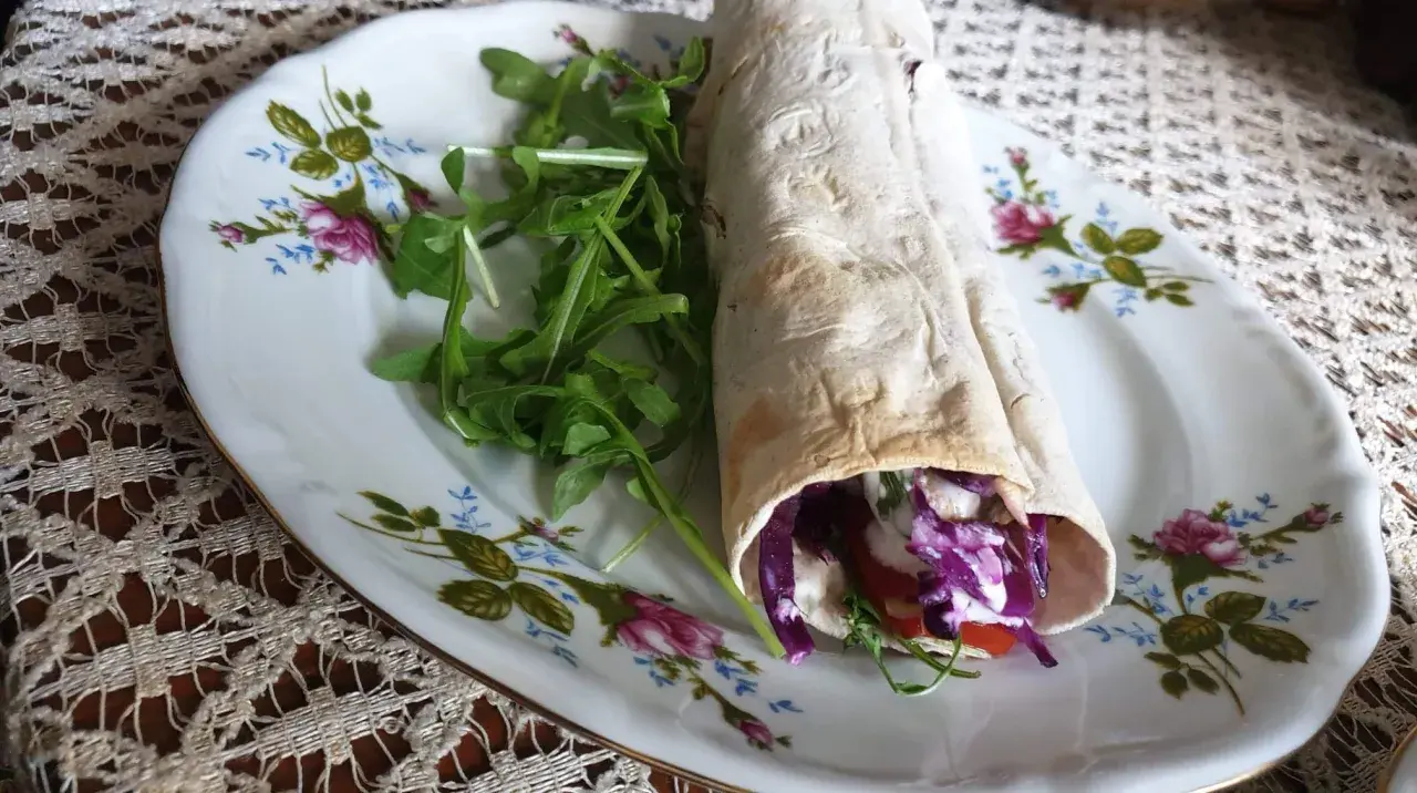 Pyszny wrap z warzywami i sosem, zawinięty w cienki **lawasz**. Co to jest? To idealna baza do zdrowego posiłku.