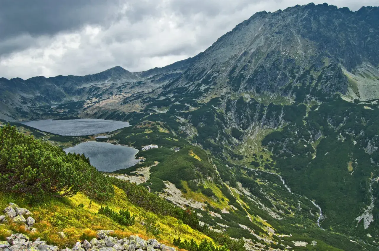 Widok na szlak z Doliny Pięciu Stawów do Morskiego Oka. Jeziora otoczone zielonymi zboczami gór.