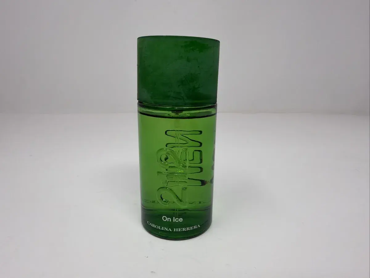 Zielona butelka perfum Carolina Herrera 212 Men On Ice.