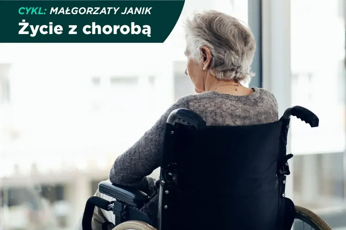 Starsza pani na wózku inwalidzkim, zamyślona, patrzy przez okno. Obraz symbolizuje życie z chorobą, w tym alzheimer ostatnie stadium.