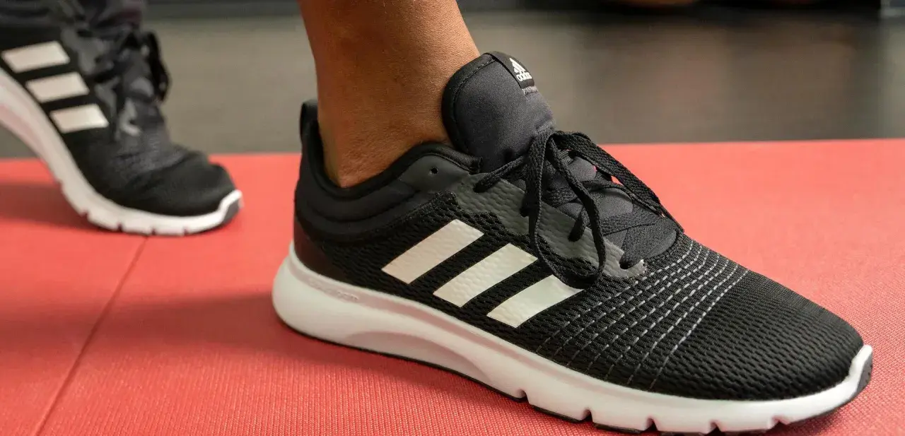 Czarne buty sportowe Adidas z białymi paskami, idealne do biegania. Poznaj różne rodzaje butów sportowych i ich nazwy.