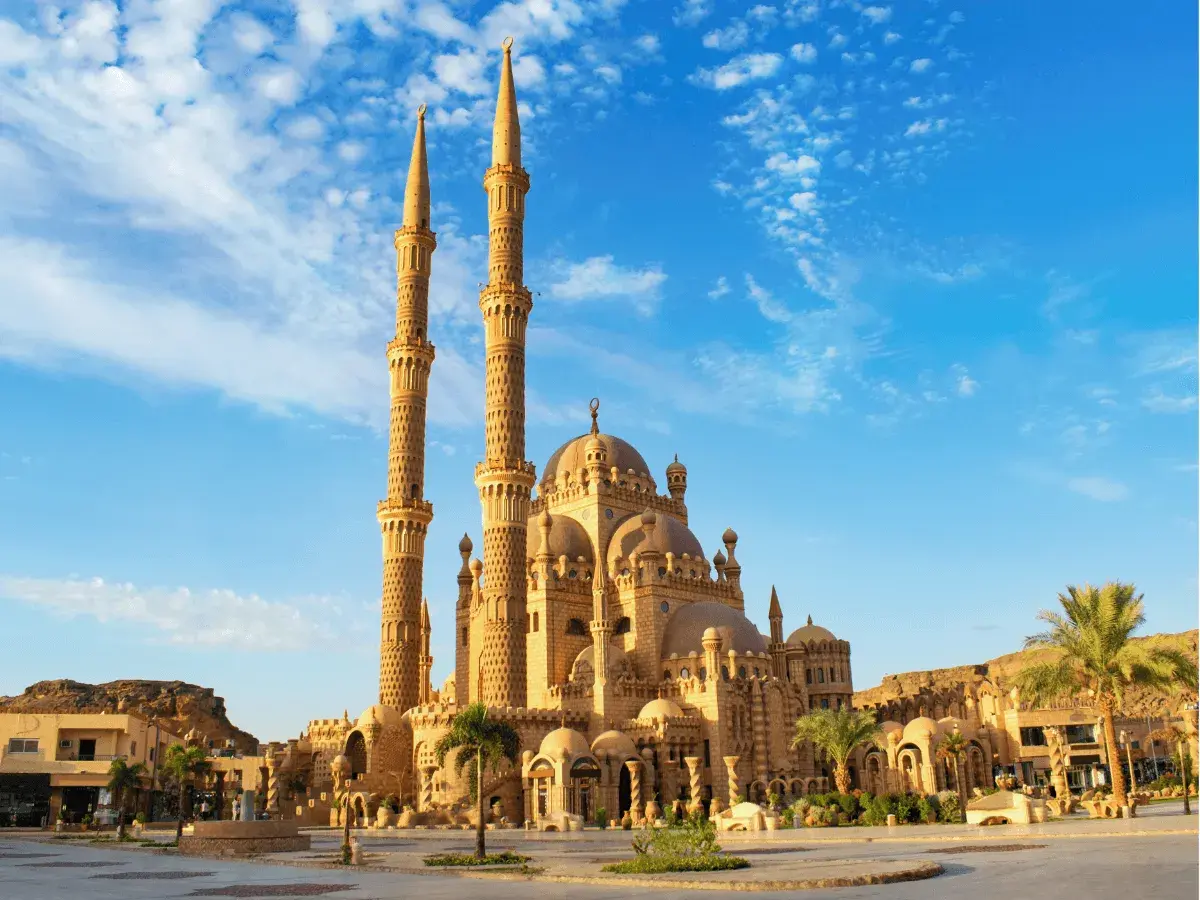 Imponująca budowla z minaretami, jedna z głównych atrakcji Sharm El Sheikh, na tle błękitnego nieba.