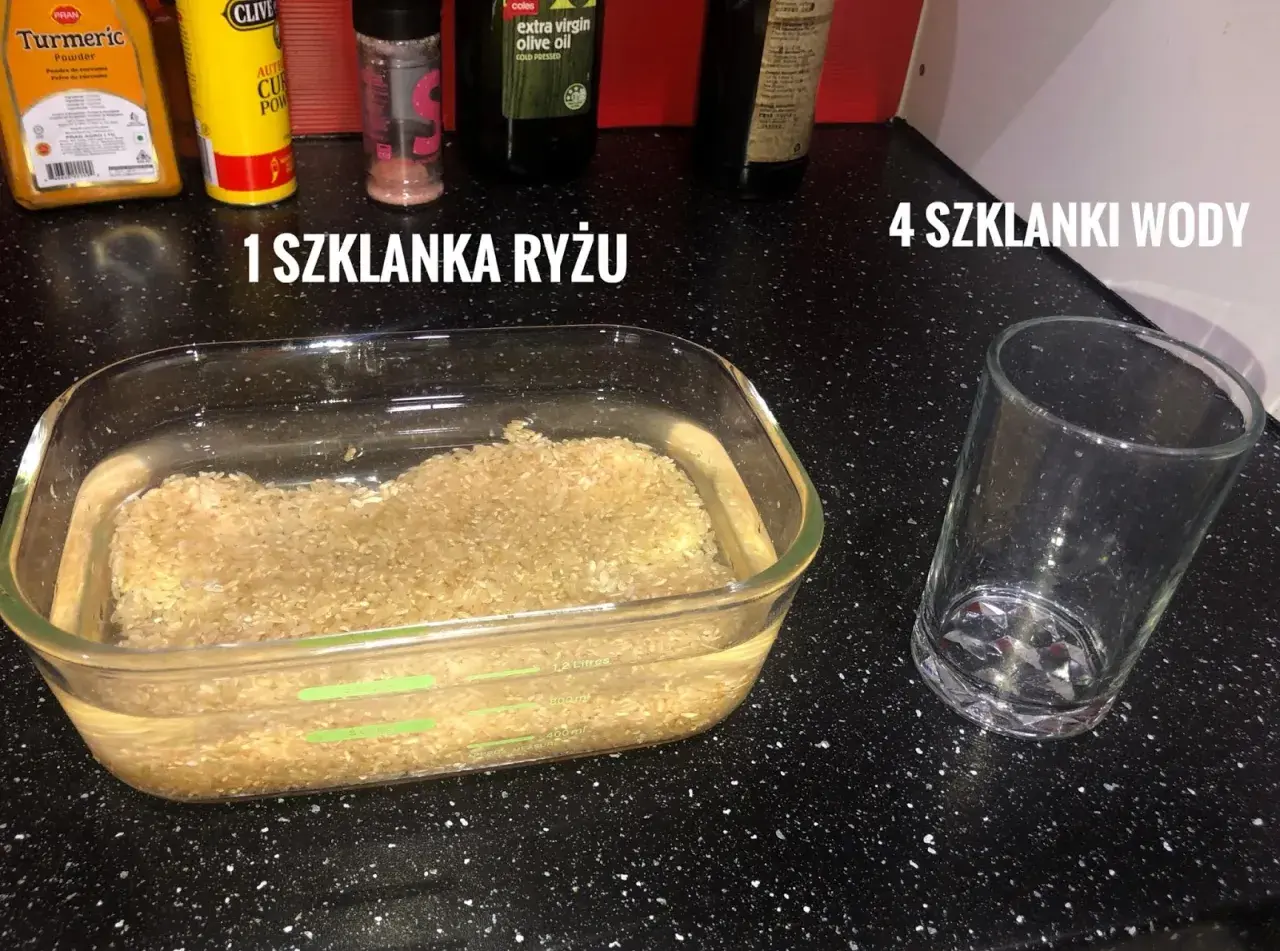 Szklanka ryżu w wodzie i pusta szklanka obok. Przygotowanie do gotowania ryżu, gdzie woda ryżowa będzie kluczowa.