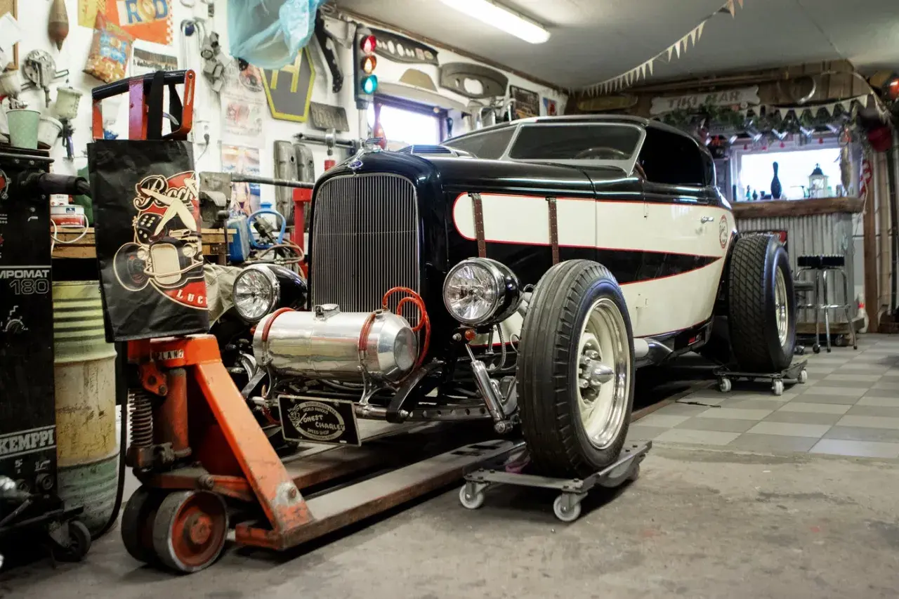 Svartvit hot rod i verkstad, redo för svenska hot rod byggare att fortsätta sitt arbete.