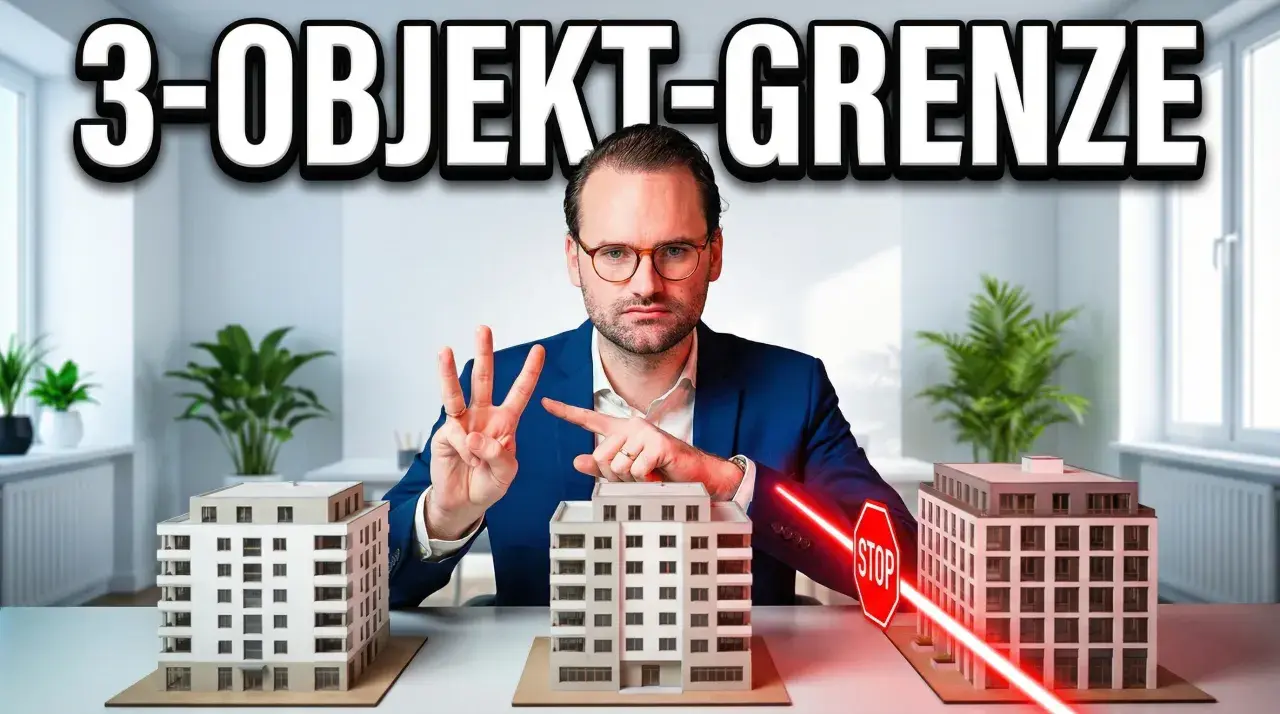 Mann zeigt drei Gebäude-Modelle. Er erklärt die 3-Objekt-Grenze und wie man den wohnungsverkauf steuerfrei gestalten kann.