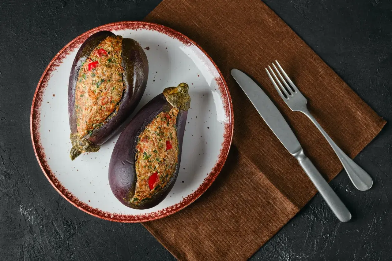 Melanzane ripiene al forno velocissime, un piatto gustoso e pronto in poco tempo.