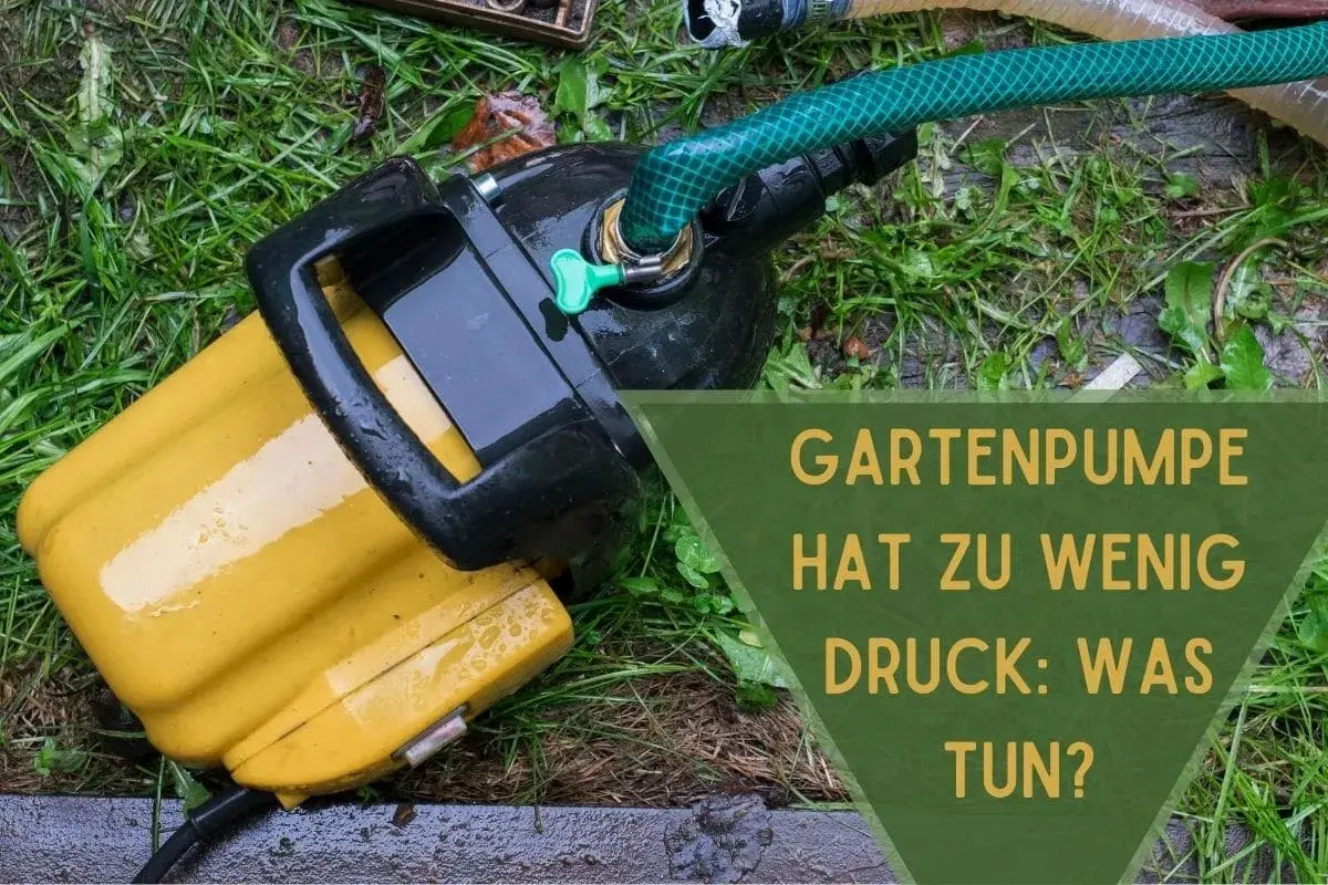 Gelbe Gartenpumpe mit grünem Schlauch auf nassem Gras. Text: "Gartenpumpe hat zu wenig Druck: Was tun?