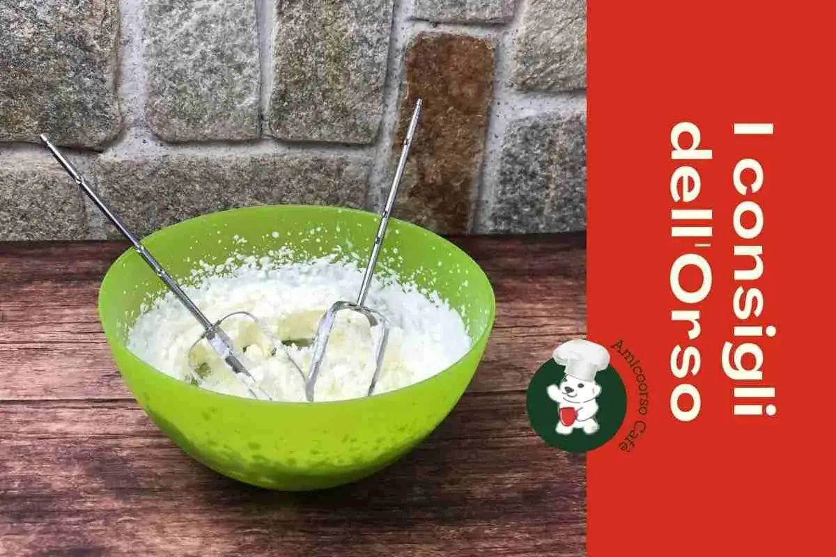 La panna non si monta? Forse la temperatura è sbagliata. Ecco i consigli per montarla perfettamente, con fruste elettriche in una ciotola verde.