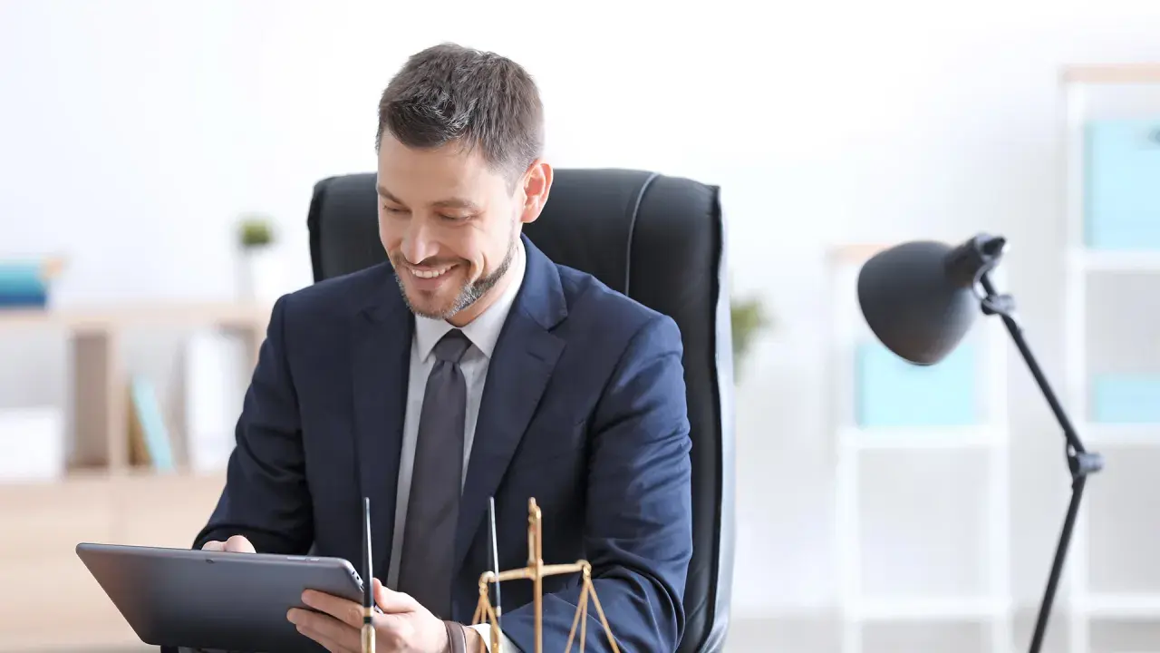 Un notaire souriant consulte une tablette, prêt pour un appel de fonds. La balance de la justice est visible.