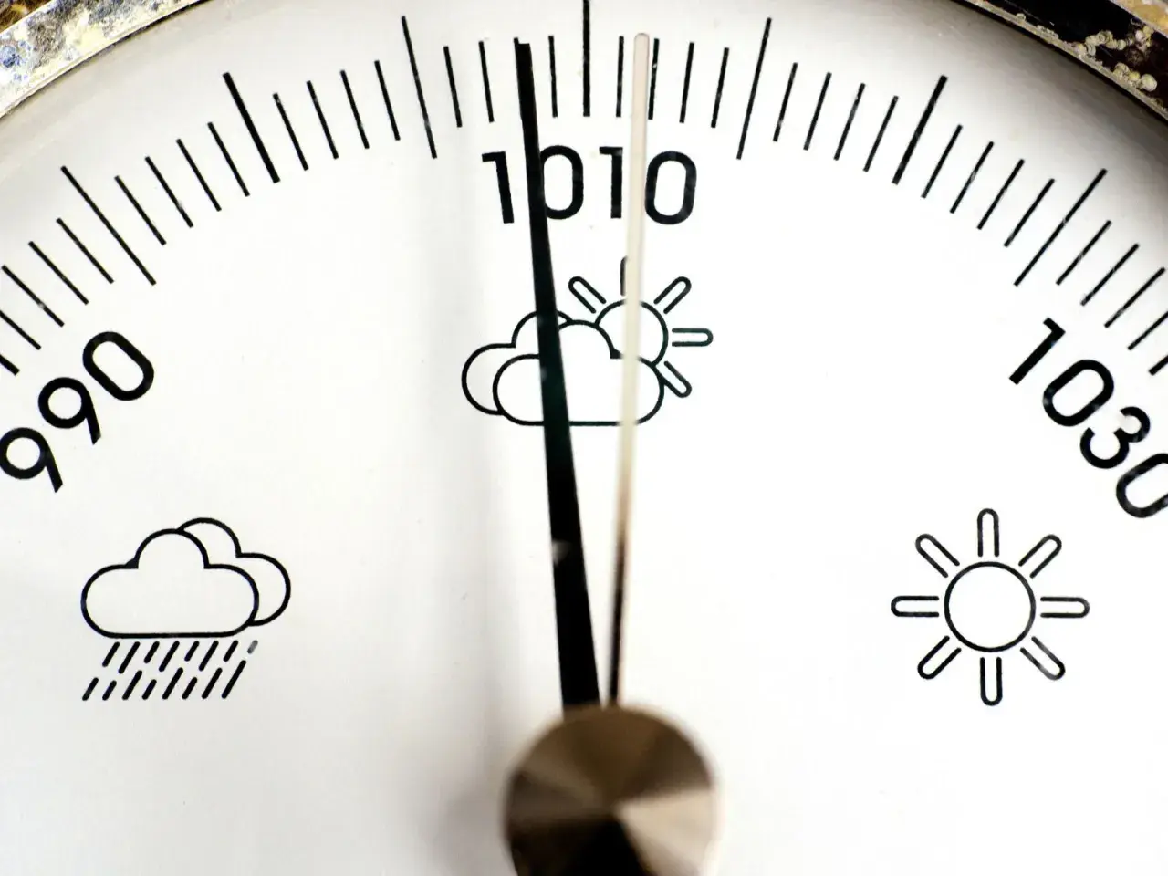 Barometr wskazuje, jakie ciśnienie atmosferyczne panuje w tej chwili. Wskaźnik znajduje się między 1010 a 1020.
