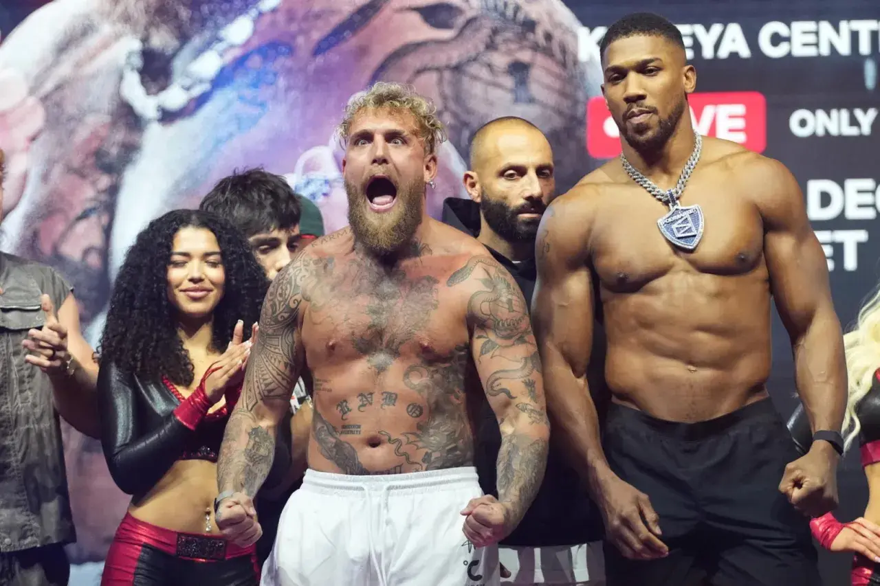 Jake Paul krzyczy na gali boksu, obok niego stoi Anthony Joshua.