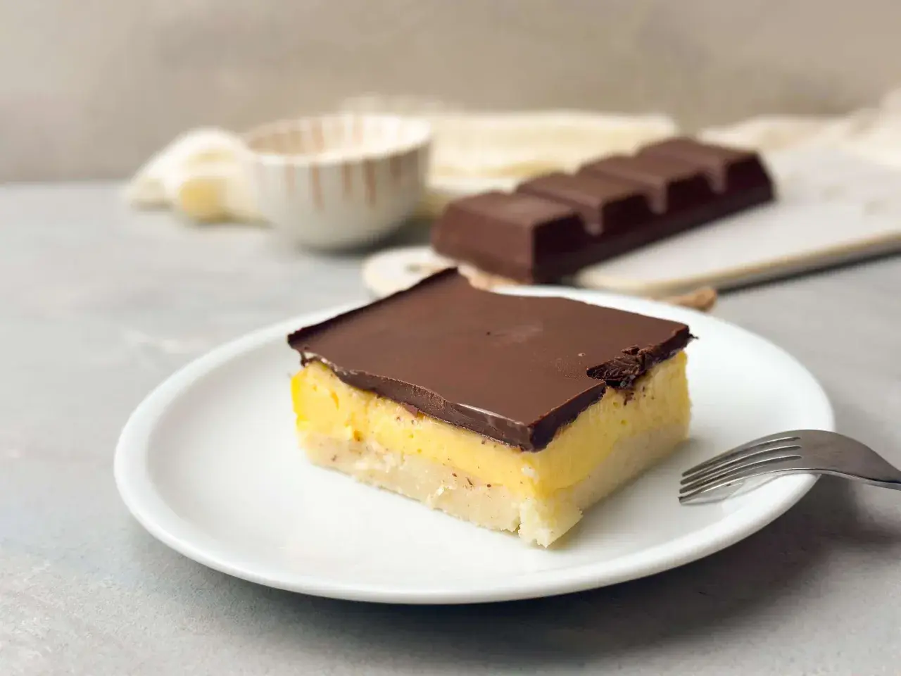 Ein Stück Schokoladenkuchen mit gelber Füllung und dunkler Schokoladenglasur. Perfekt, um mich doof Kuchen zu essen!