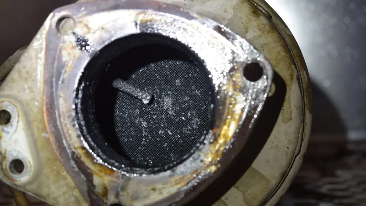 Interior de un filtro de partículas diésel (DPF) de Toyota obstruido con hollín y depósitos.