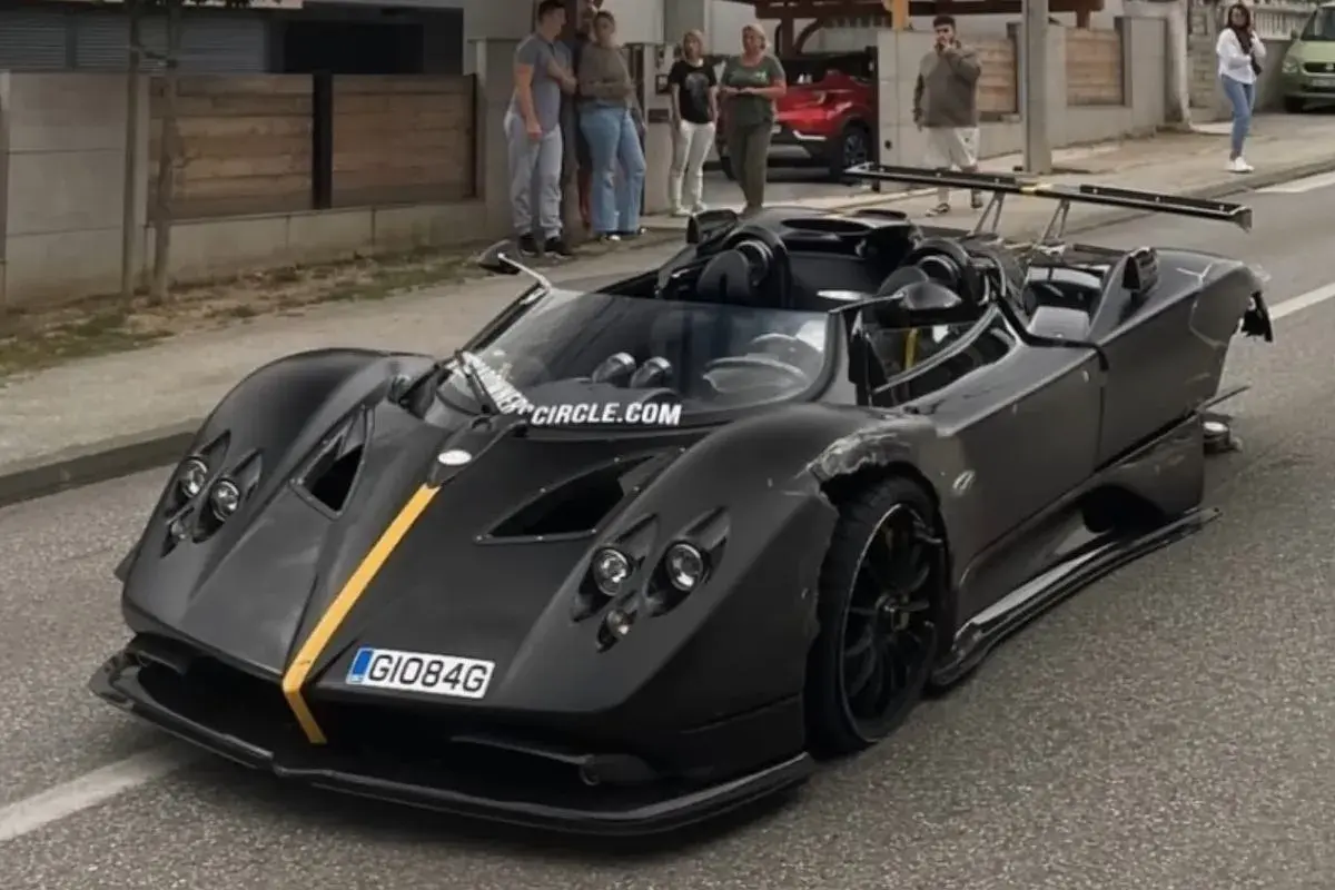 Czarny Pagani Zonda z żółtym pasem, uszkodzony po wypadku. Cena takiego cacka jest astronomiczna.