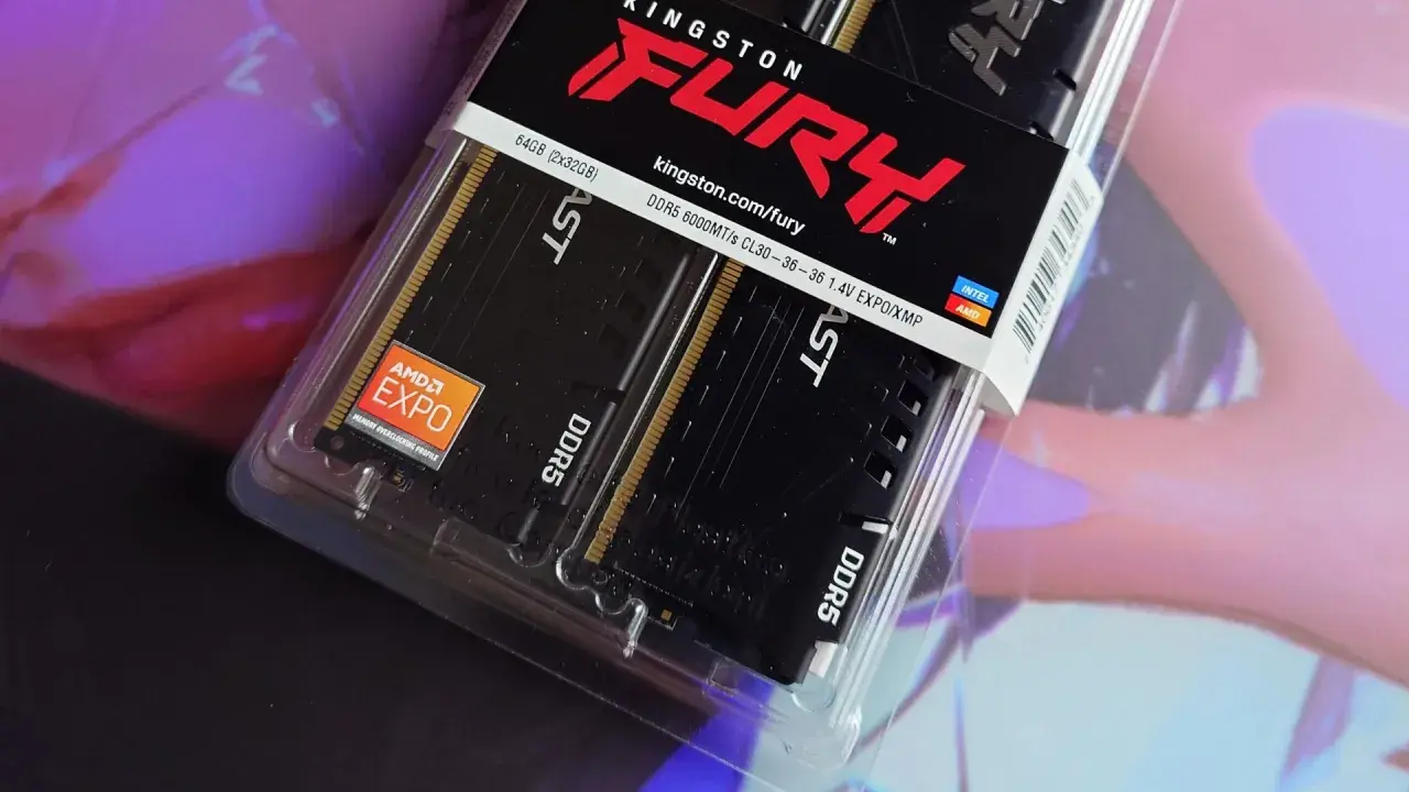 Zwei Kingston FURY DDR5 RAM-Riegel mit AMD EXPO-Unterstützung, bereit für maximale Leistung.